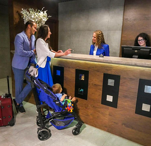 Гостиница из СИП панелей в Московской области, построенная компанией ВИРМАК. На фото – ресепшн, встреча гостей